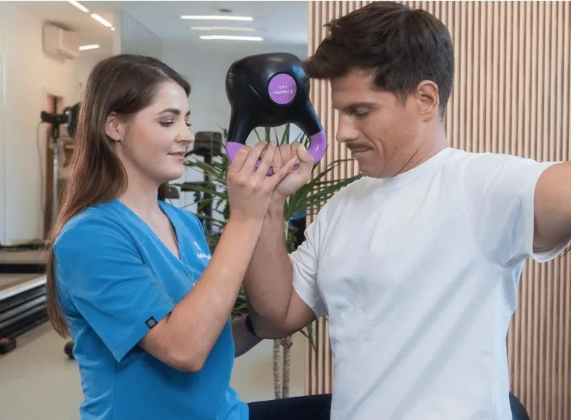 Fizjoterapeutka Galileo Medical prowadzi ćwiczenia z pacjentem