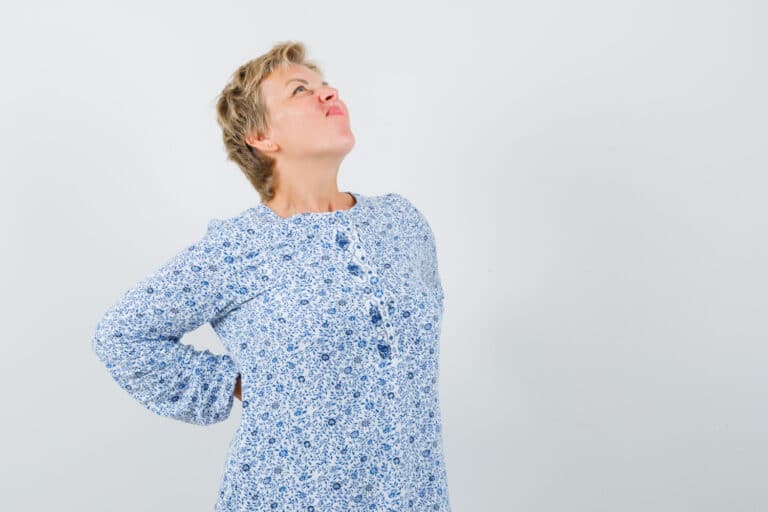 Ból kręgosłupa przy chodzeniu i staniu – przyczyny, objawy, leczenie i profilaktyka