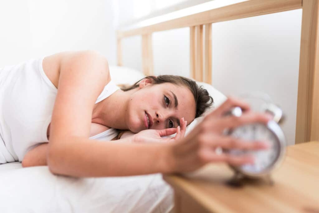 Co pić na noc, żeby dobrze spać? Zioła i napoje na bezsenność 