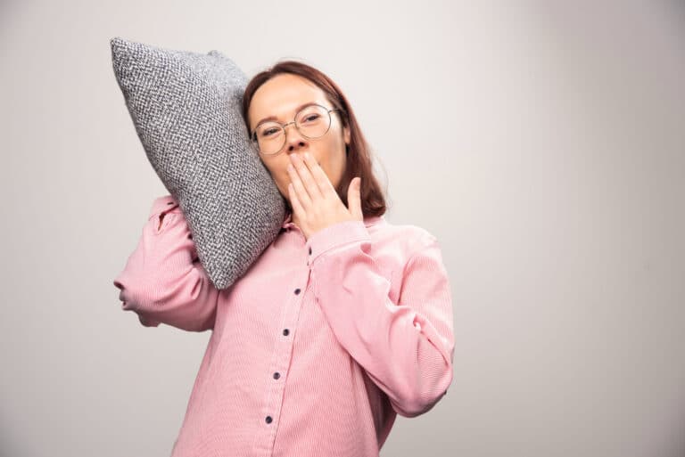 Bezsenność przed okresem – Dlaczego hormony kradną Twój sen?